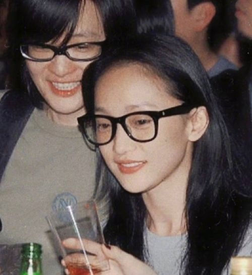 周迅早期素颜照曝光,无美颜下的脸蛋青涩自然,网友好像精灵