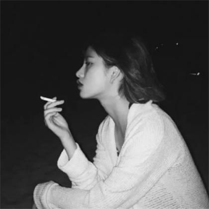 qq头像女生霸气高冷范吸烟黑白