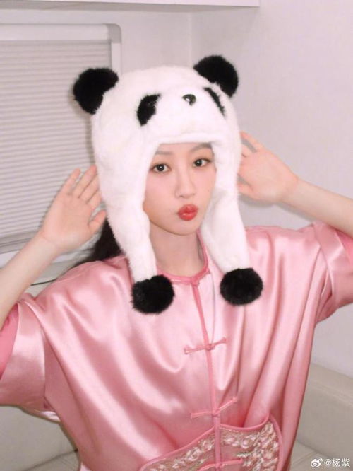 杨紫晒随拍美照,穿粉衣戴熊猫帽子卖萌,甜美可爱像极18岁美少女