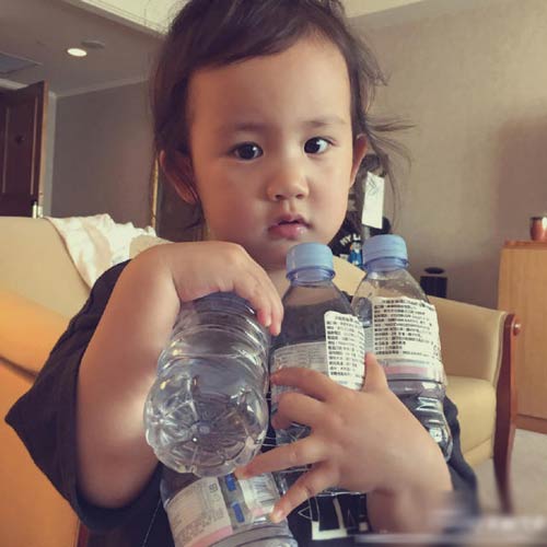 黄磊晒小女儿的吃货日常多多自带文艺气息