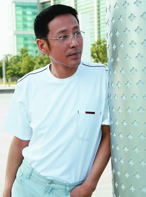 儒雅男神陈道明参加活动,穿运动服装走休闲风,戴墨镜好酷