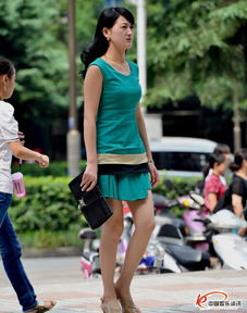 街拍的绿色短裙气质都市美女