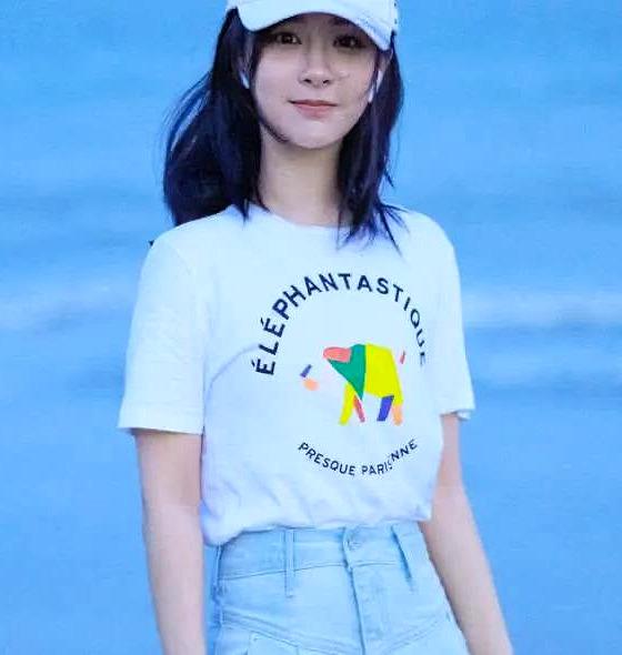 杨紫海边漫步,时尚感爆棚,被赞元气少女