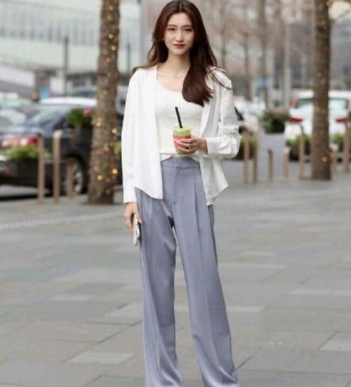 街拍穿白色休闲裤的美女气质超高,吹泡泡的小姐姐太吸睛了