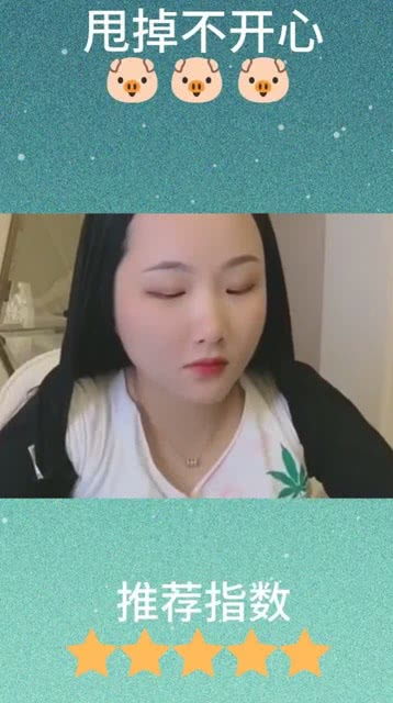 长发美女吃饭遇到烦心事儿,最后想出这个办法,就是这个造型太搞笑了