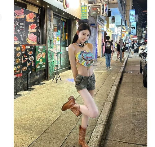 没想到香港街头的女郎这么时尚,穿着露背装,给人冰清玉洁的感觉