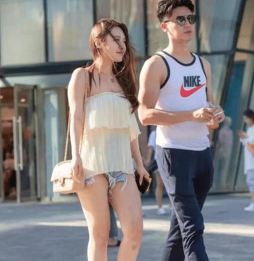 美女街拍成熟的女人为什么会讨人喜欢是因为颜值还是身材呢