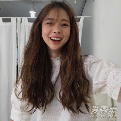 看看这张脸圆脸女孩应该试试这些发型