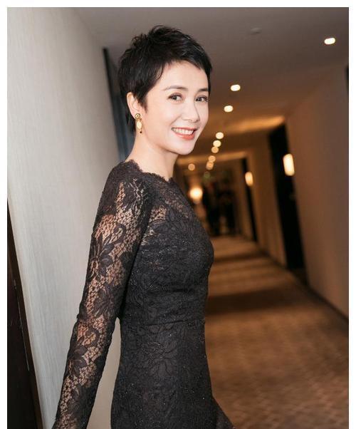 蒋雯丽冻龄女神,超短发搭配西服套装现身活动成熟稳重,干练减龄