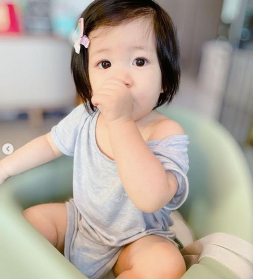 安以轩晒小女儿吃手照,一岁娃宝大眼有神,表情傲娇萌化网友