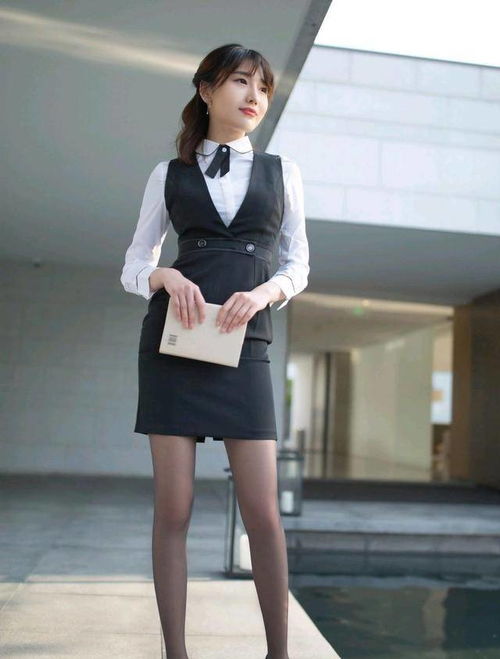 上班族气质穿搭靓丽美女白色衬衫搭配黑色马甲裙时尚有气质