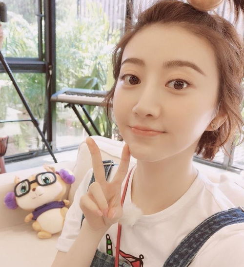 景甜白色外套干练帅气,姚晨方格西装搭配蓝色长裙,尽显女性魅力