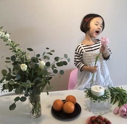 好看的呆萌吃货小女孩图片2017太好了又可以吃冰淇淋了