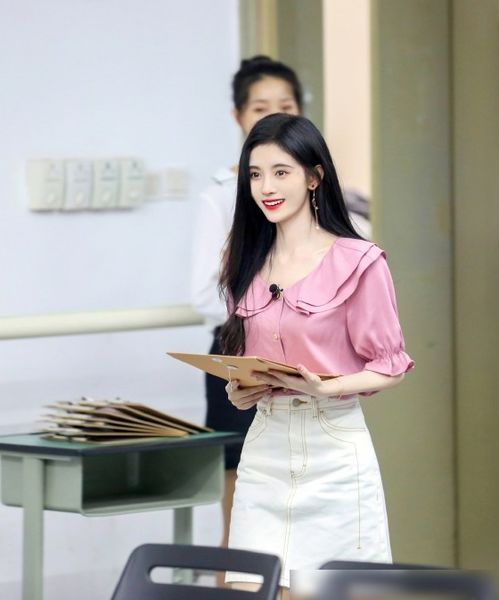 鞠婧祎到底有多少女感今日份减龄小清新风,蓝色美腻十分讨喜