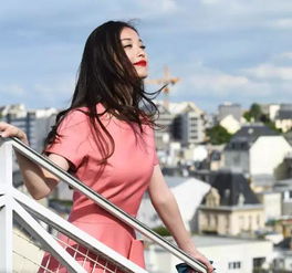 她是一个婚姻失败的女人,可她却败的漂亮