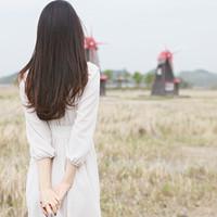 很唯美的图片一个穿白色裙子的长发女孩的背影,有张小图,来张大图急