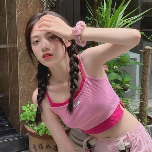 真人女头像立于皓月之边,不弱星光之势