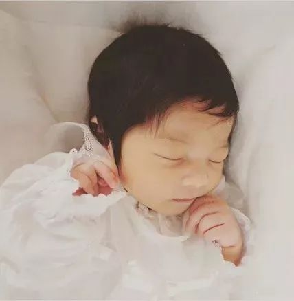 惊6个月的宝宝变身真人版蒙奇奇