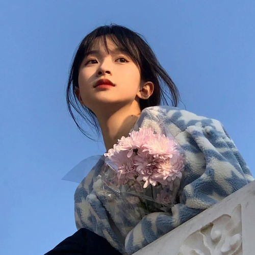女生头像一个人走路也是和地球单独约会