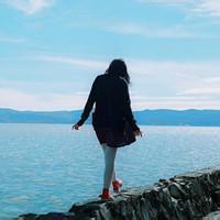 女生坐着背影头像高清