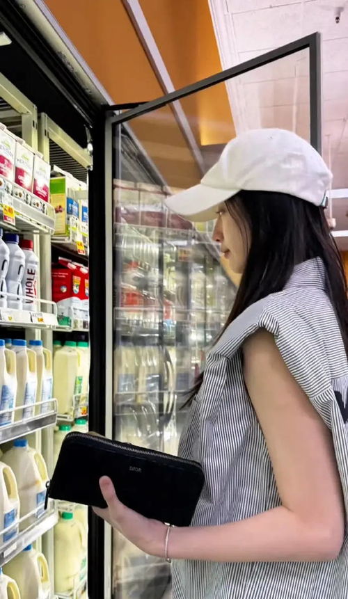 黄子韬晒与徐艺洋七夕合照二人一身白超般配