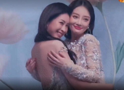 李小璐王若雪拍闺蜜照,闭单只眼搞怪卖萌,40岁仙气飘飘美如少女
