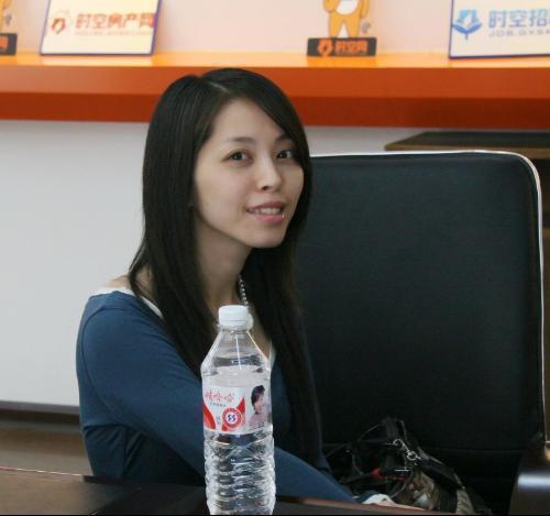 罗百吉发表的专辑里有首imissyou这首歌的女声是谁唱的为什么网上有人说是青春美少女组合唱的