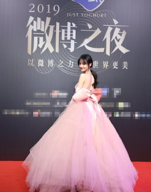 微博之夜郑爽一袭粉色蝴蝶结纱裙惊艳全场,罕见露美肩美背令人直呼舔屏