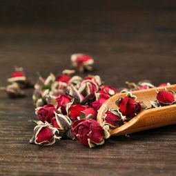 女生冬天喝点玫瑰花茶对身体很好,暖暖的,还能美颜养容