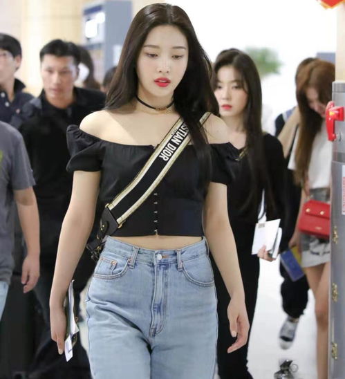 joy朴秀荣身材丰满,港风美女无惧大脸照,腿粗成最大缺陷