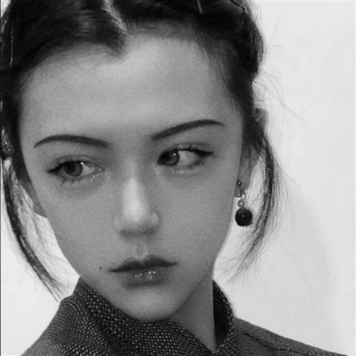 快手黑白女生头像,一个愿意听你说废话的女人