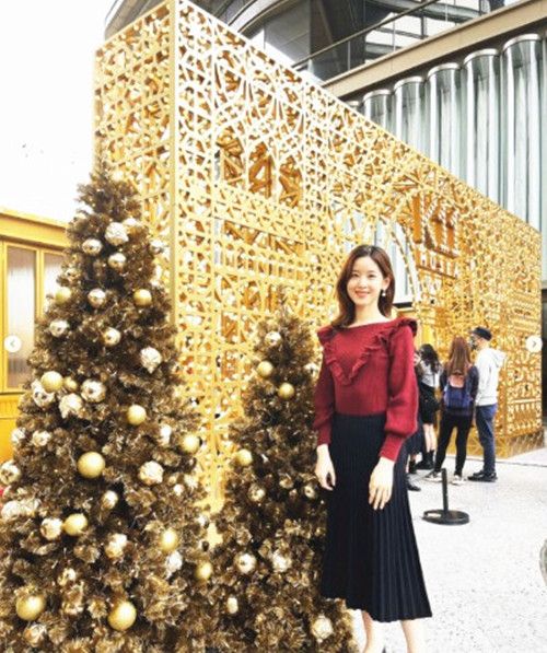 章泽天带女儿出街演绎背影杀,酒红针织衫挺喜庆,未见刘强东现身