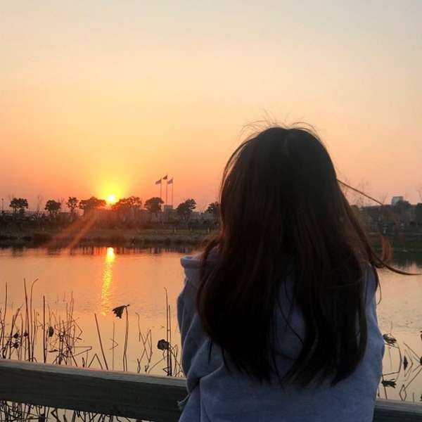 真人女生头像无人问津的港口总是开满鲜花