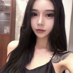 女生长发头像高冷微笑是我的伪装