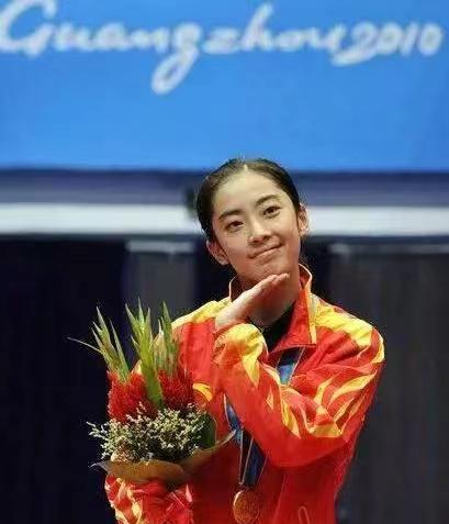 国羽女神王适娴谌龙17岁定情,退役后生下儿子,32岁娇生惯养
