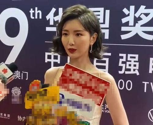 毛晓彤港风造型现身活动,无精修镜头颜值真实,皮肤状态不敢相信