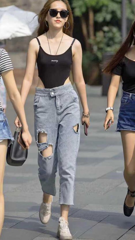 三角衣美女,戴墨镜真是霸气侧漏,显得很是高冷