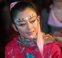 杨丽萍近照,剪了留20年指甲美如少女