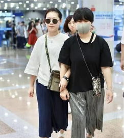 小沈阳12岁女儿现身机场,与沈春阳手挽手同行,身高成亮点