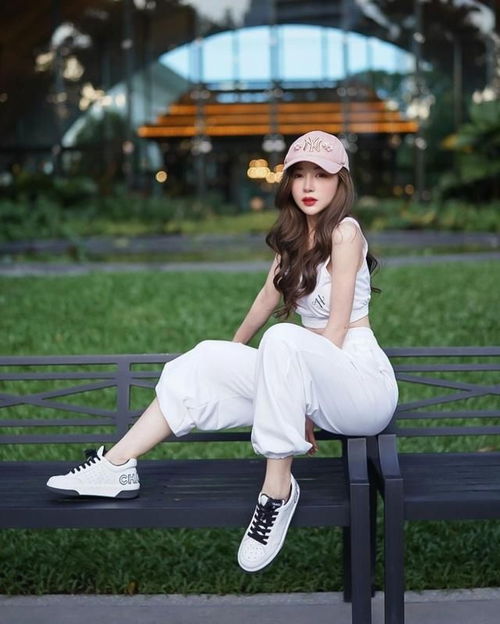 时尚穿搭御姐美女白色运动服休闲风,运动胸衣暗藏心机