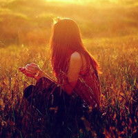 找张图像唯美夕阳森林边头向左黑衣侧脸闭眼仰头长发伤感女生头像