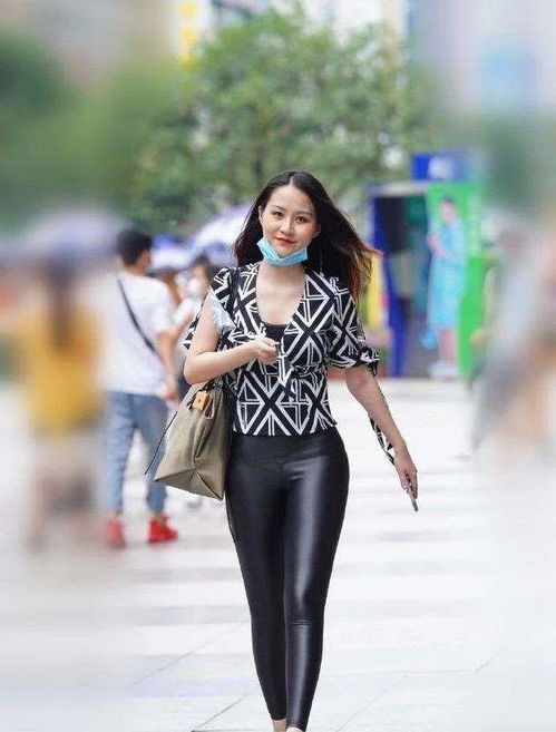 修身的牛仔裤让美女身材更胜一筹,背影显得优雅迷人,令人心醉