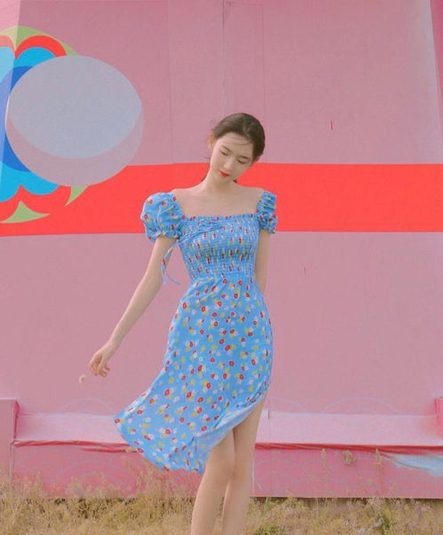 宋轶甜美气息惹人爱,小雏菊连衣裙裙摆摇曳,少女感仙气都有了