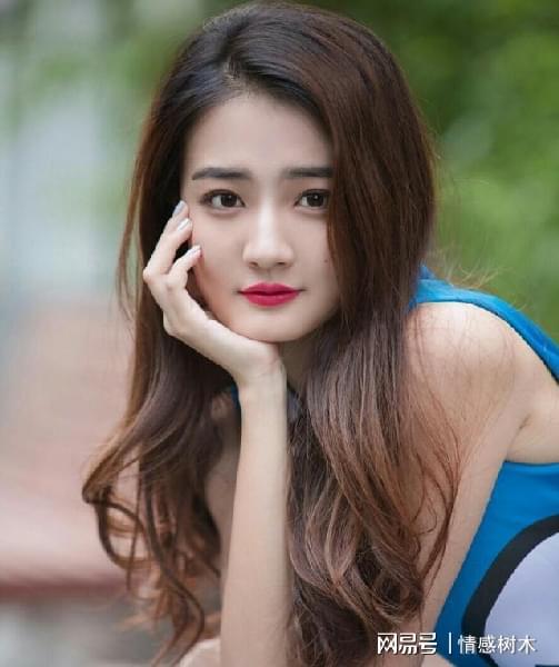 脸上有这4个窝的女人,是最典型的美人胚子,越老越耐看