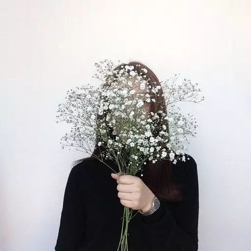 捧花女生头像童话森林