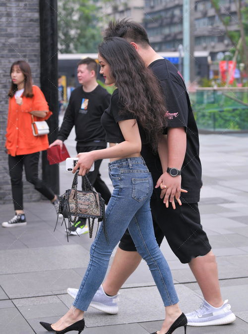 黑色小款t恤,搭配深蓝色修身牛仔裤,炫酷十足