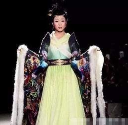 真正的艺术家39岁李玉刚现身巴黎时装周,老外不相信他是男的