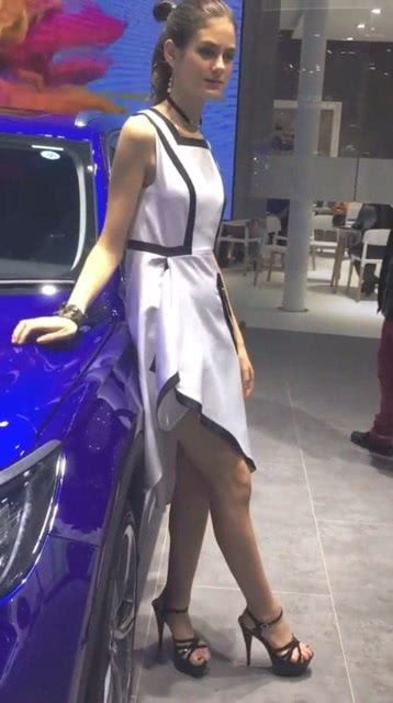 乌克兰美女车模,鼻子高挺很有气质,但整体看着老气