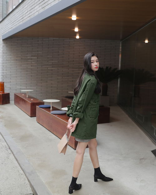 军绿色风衣里面穿什么最新时尚穿搭让你秒变女神
