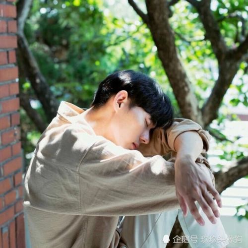 异性相处,男生只对你有这3个举动,显然已经获得他的心